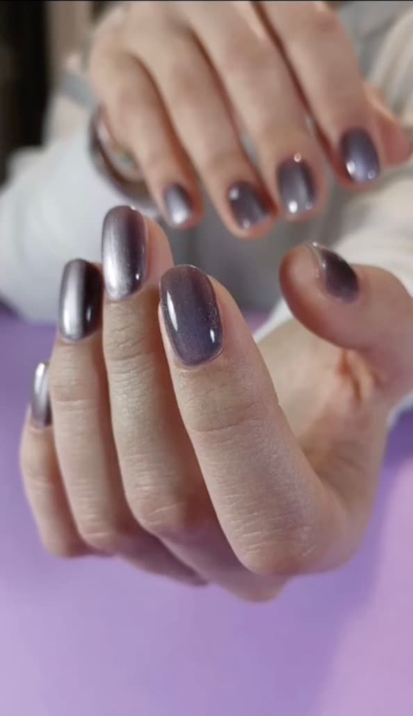 Manicure viola realizzata da Beauty Queen