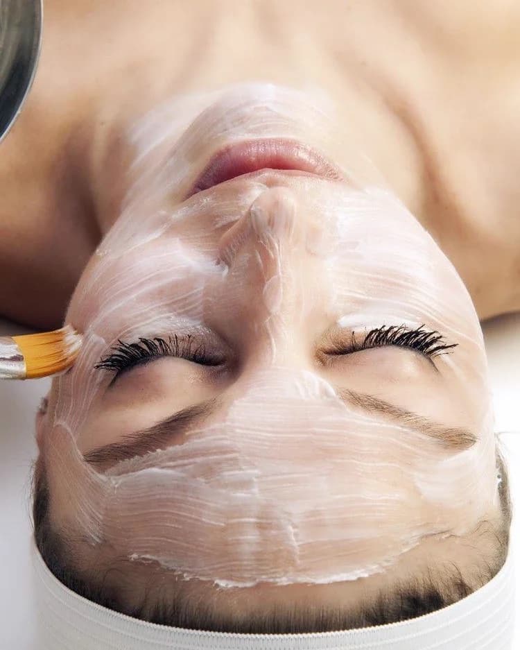 Applicazione di una maschera viso nel centro Beauty Queen
