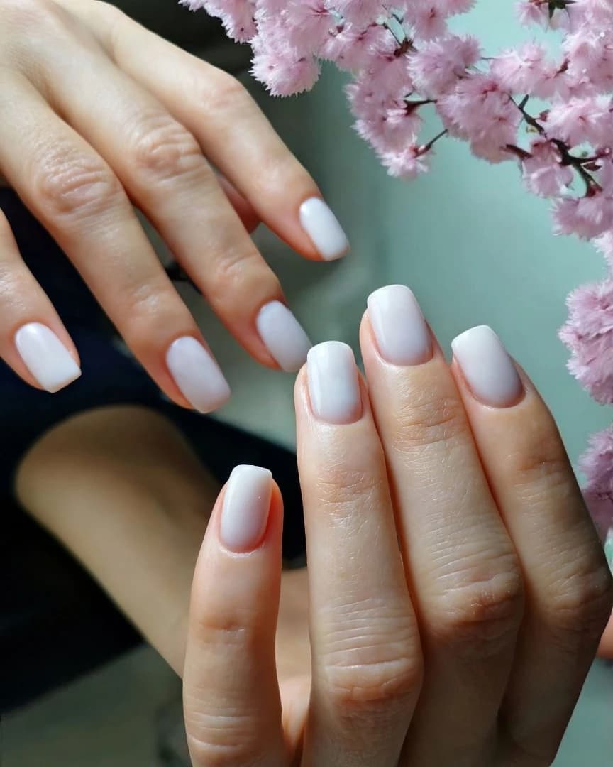 Manicure bianca realizzata nel centro Beauty Queen