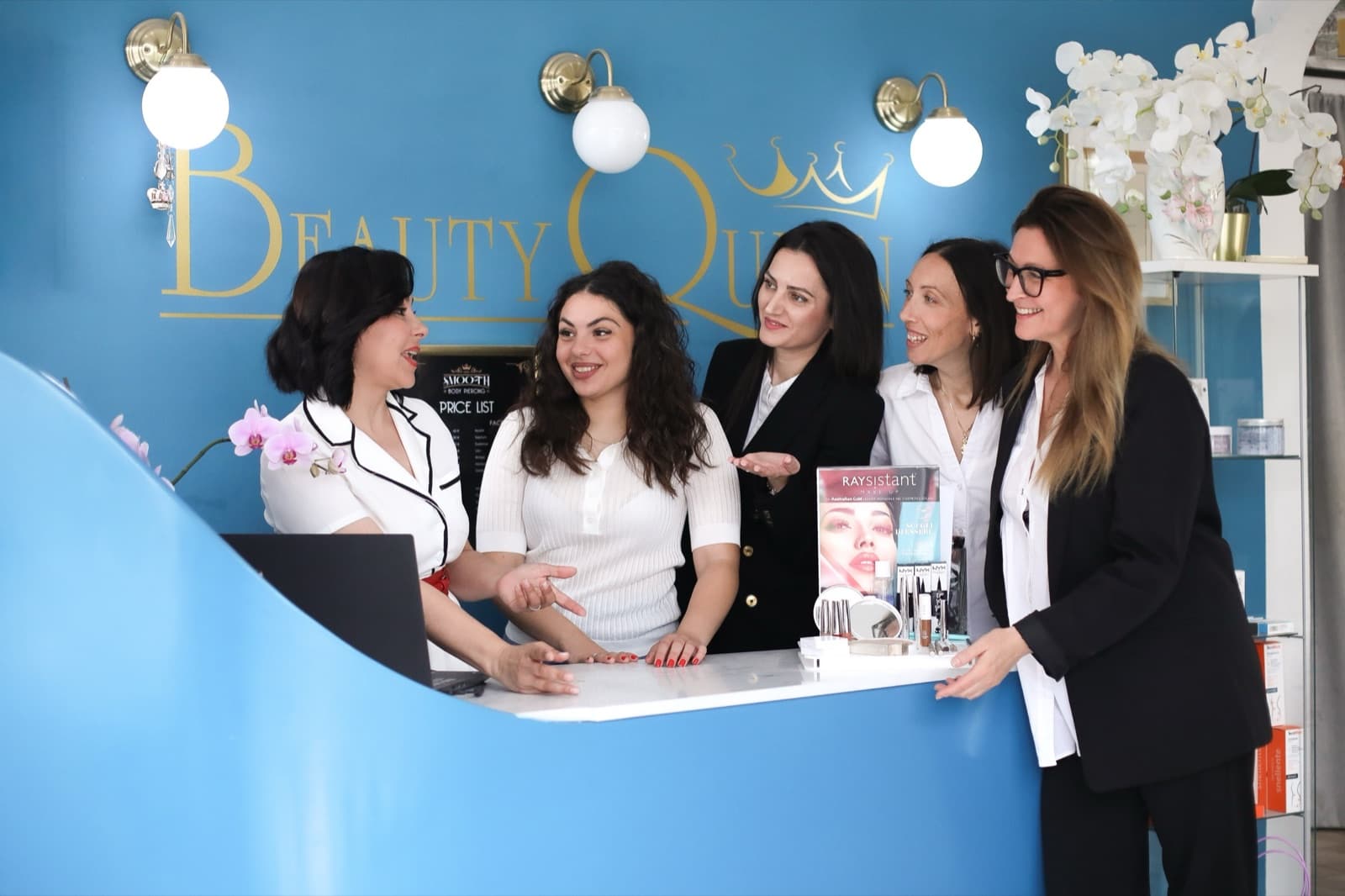 Lo staff Beauty Queen nell’area accoglienza del centro